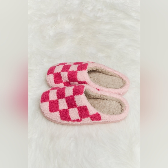 Melody Pink and White Checkered Print Plush Slide Slippers - Picture 5 of 6